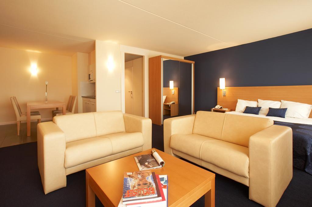 B-Aparthotel Moretus Antwerpen Zimmer foto
